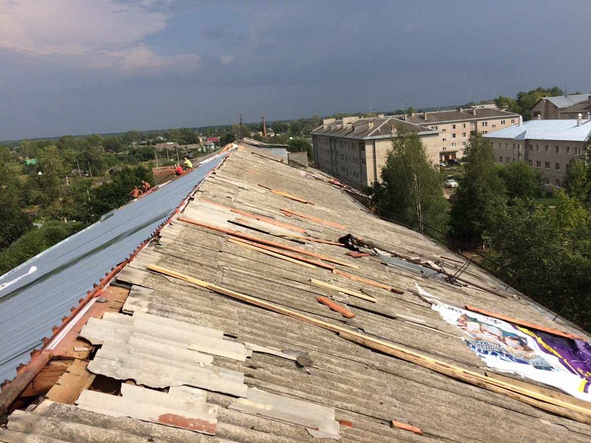 Старое покрытие снято, видна обрешётка — Капитальный ремонт скатной крыши, пгт. Вохтога, ул. Линейная