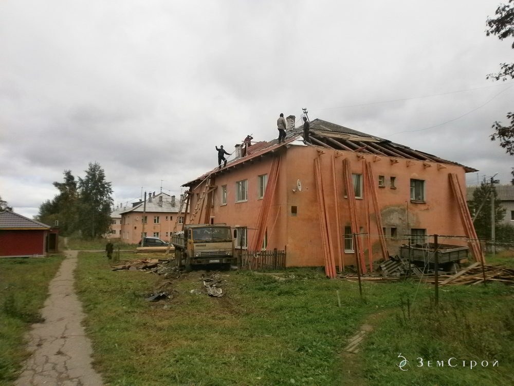 Кровля вскрыта: старое покрытие снято, обнажена стропильная система — Капитальный ремонт скатных крыш, п. Васильевское